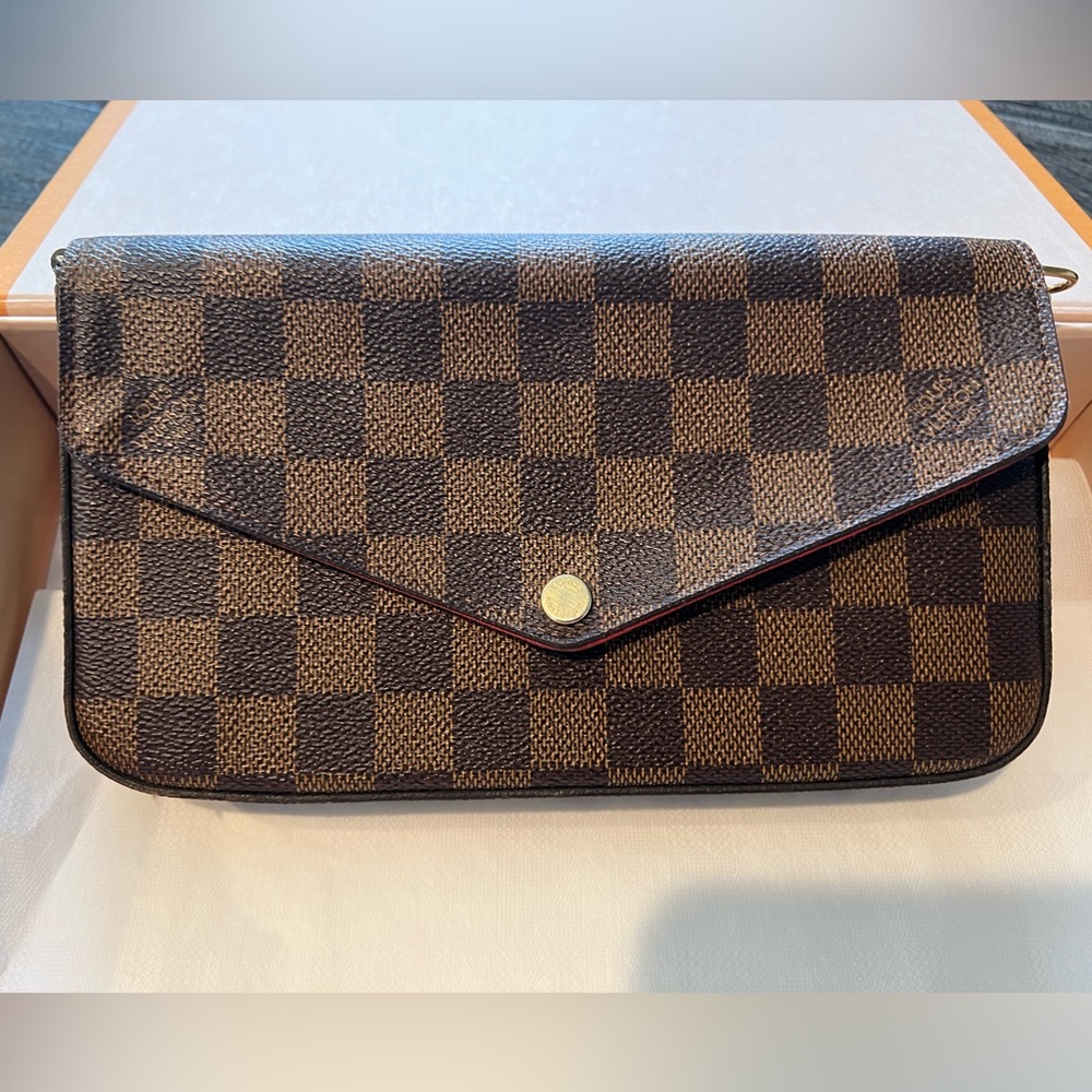 Original Louis Vuitton cross bag, brown checkered design with red interior - Picture 5 of 9